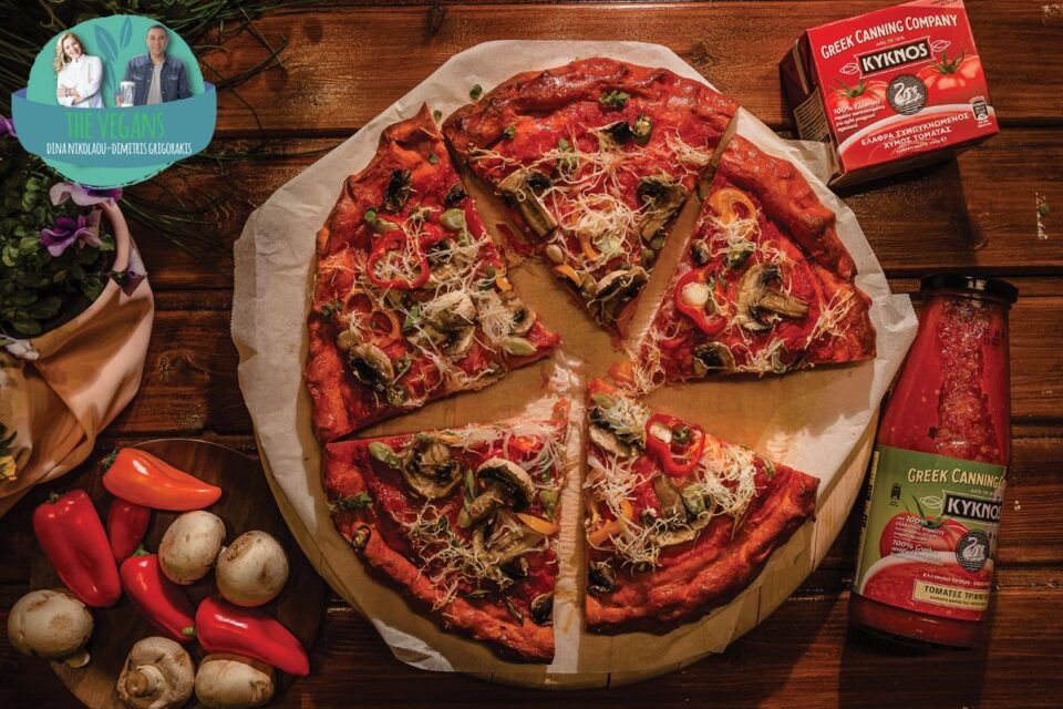 Ντοματένια βάση αφράτης πίτσας με μανιτάρια, πιπεριές και ελιές - Vegan