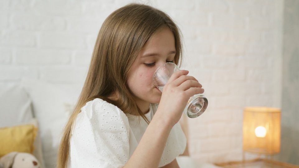 Τι να κάνετε αν το παιδί σας δεν πίνει αρκετό νερό - νερό