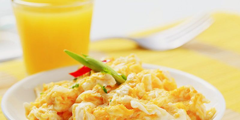 Αυγά scrambled, φυσικός χυμός πορτοκάλι και κανέλα - Αυγά scrambled