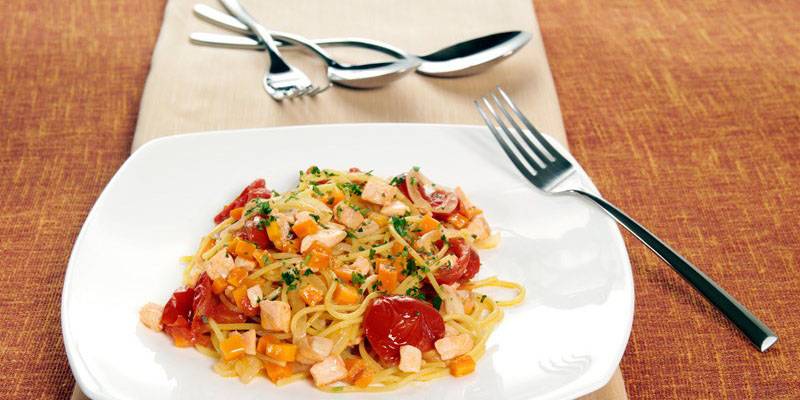 Collezione spaghetti rigati με φρέσκο σολομό, καρότα και ντοματάκια -