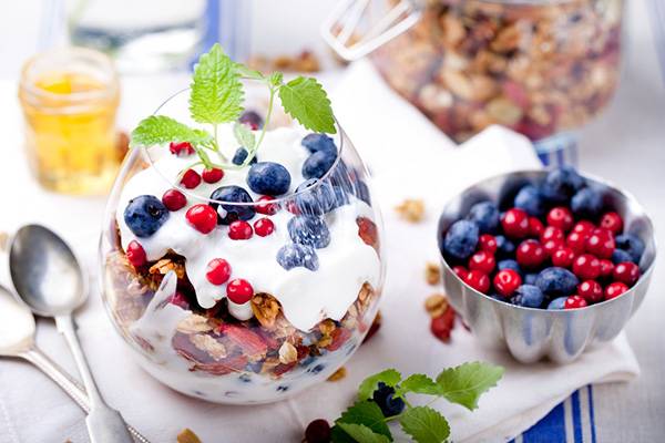 Δημητριακά ολικής αλέσεως με cranberries, blueberries, goji berries, λιναρόσπορο, καρύδια & γιαούρτι - berries