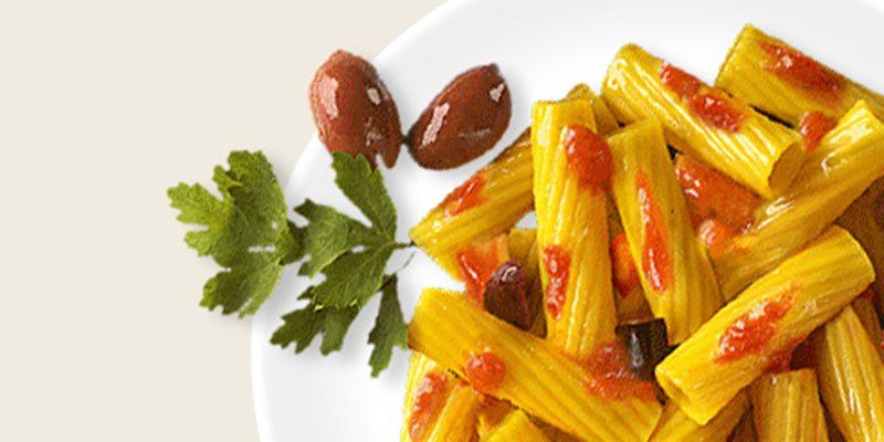 Tortiglioni με γλυκές πιπεριές, ελιές Καλαμών και καπνιστή πανσέτα -